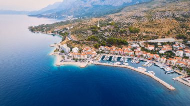 Hırvatistan 'ın Makarska Riviera kentindeki Podgora kenti yakınlarındaki sahil ve kıyı şeridinin muhteşem manzarası hava fotoğrafçılığıyla çekildi..