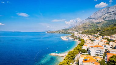 Hırvatistan 'ın Makarska Riviera kentindeki Podgora kenti yakınlarındaki sahil ve kıyı şeridinin muhteşem manzarası hava fotoğrafçılığıyla çekildi..