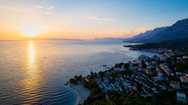 Hırvatistan 'ın Brela kenti yakınlarındaki sahil ve kıyı şeridinin güzelliği yukarıdan ele geçirildi.