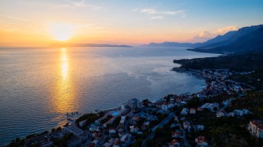 Hırvatistan 'ın Brela kenti yakınlarındaki sahil ve kıyı şeridinin güzelliği yukarıdan ele geçirildi.