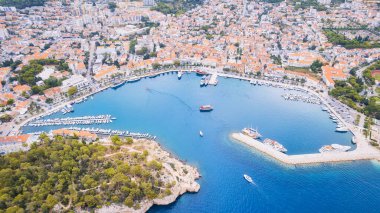 Hırvatistan 'ın büyüleyici kıyı kenti Makarska' ya yeni bir perspektiften bakın. Güneşli bir günde bu muhteşem insansız hava aracı çekim panoramasıyla..