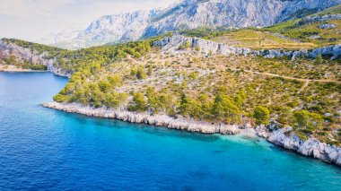 Hırvatistan 'ın Brela kenti yakınlarındaki sahil ve kıyı şeridinin güzelliği yukarıdan ele geçirildi.