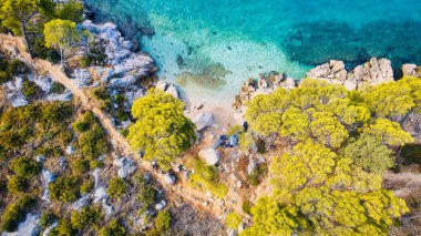 Hırvatistan 'daki Makarska Riviera' nın nefes kesici hava manzarasını ele alalım. Resimli kayalık bir plaj ve canlı turkuaz suyu gözler önüne seriyor..
