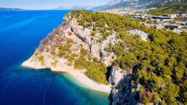 Hırvatistan plajında güneşli bir günün çarpıcı insansız hava aracı fotoğrafı tatil için mükemmel.
