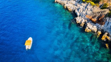 Hırvatistan 'ın Podgora kenti Igrane yakınlarındaki güzel kıyı şeridi ve plajı havadan görüntülendi.