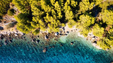 Hırvatistan 'ın Podgora kenti Igrane yakınlarındaki güzel kıyı şeridi ve plajı havadan görüntülendi.