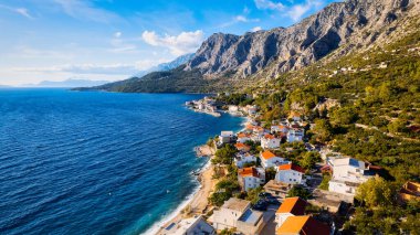 Hırvatistan 'ın Podgora kenti Igrane yakınlarındaki güzel kıyı şeridi ve plajı havadan görüntülendi.