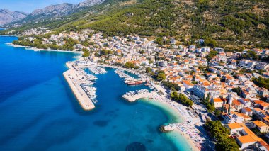 Hırvatistan 'ın Brela kenti yakınlarındaki sahil ve kıyı şeridinin güzelliği yukarıdan ele geçirildi.