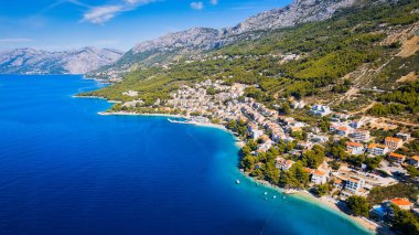 Hırvatistan 'ın Podgora kenti Igrane yakınlarındaki güzel kıyı şeridi ve plajı havadan görüntülendi.