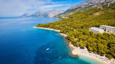 Hırvatistan 'ın Brela kenti yakınlarındaki sahil ve kıyı şeridinin güzelliği yukarıdan ele geçirildi.