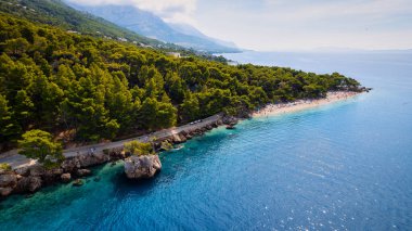 Hırvatistan, Makarska Rivierası 'nda güneşli bir günde havadan çekilmiş bir fotoğrafla yakalandı.