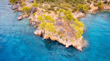 Hırvatistan 'ın Brela kenti yakınlarındaki sahil ve kıyı şeridinin güzelliği yukarıdan ele geçirildi.