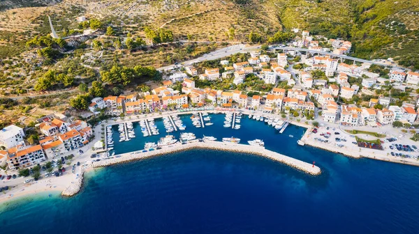 クロアチアの港やマリーナの息をのむような景色を上から眺め 豪華なヨットを見事なドローン写真で紹介しています — ストック写真