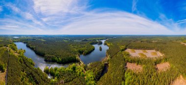 Bu çarpıcı insansız hava aracı, parlak ve güneşli bir bahar gününde Polonya 'nın Lubuskie Voyvoda gölünü yakalıyor.