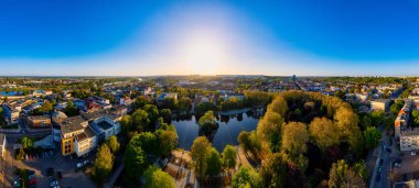 Kendinizi Polonya 'nın Günbatımındaki Sarı Tecavüz Tohumu Alanına daldırın. Mükemmel bir zemin olarak Mavi Gökyüzü