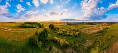 İnsansız hava aracının görüş açısından, Gorzw Wlkp yakınlarındaki Warta Nehri 'nin panoramik bir fotoğrafı.