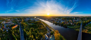 İnsansız hava aracının görüş açısından, Gorzw Wlkp yakınlarındaki Warta Nehri 'nin panoramik bir fotoğrafı.