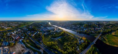 İnsansız hava aracının görüş açısından, Gorzw Wlkp yakınlarındaki Warta Nehri 'nin panoramik bir fotoğrafı.