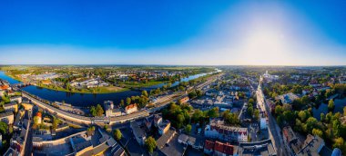 İnsansız hava aracının görüş açısından, Gorzw Wlkp yakınlarındaki Warta Nehri 'nin panoramik bir fotoğrafı.