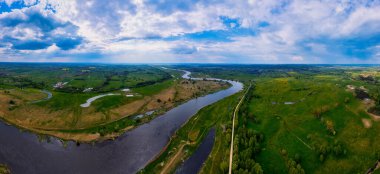 İnsansız hava aracının görüş açısından, Gorzw Wlkp yakınlarındaki Warta Nehri 'nin panoramik bir fotoğrafı.