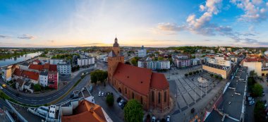 Lubuskie Voivodeship 'in Gorzw Wlkp şehri bu insansız hava aracı panorama fotoğrafında canlanıyor. Mimarisini ve benzersiz özelliklerini yukarıdan gösteriyor.