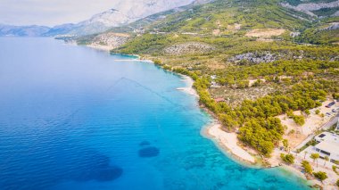 Makarska Riviera 'da güneşli bir günde, Hırvatistan' ın havadan çekilmiş bir fotoğrafı çekildi.