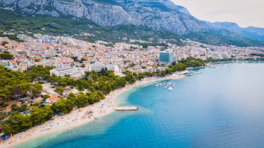 Makarska Riviera 'da güneşli bir günde, Hırvatistan' ın havadan çekilmiş bir fotoğrafı çekildi.