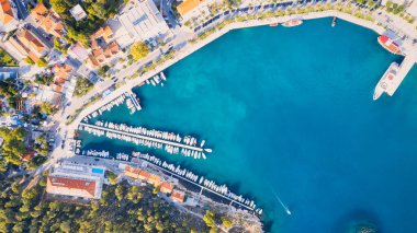 Makarska Riviera 'da güneşli bir günde, Hırvatistan' ın havadan çekilmiş bir fotoğrafı çekildi.