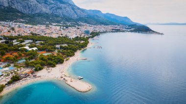 Hırvatistan 'ın Makarska Riviera kentindeki Podgora kenti yakınlarındaki sahil ve kıyı şeridinin muhteşem manzarası hava fotoğrafçılığıyla çekildi..