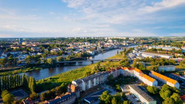 Polonya 'nın Lubuskie Voyvodalığında yer alan Gorzw Wlkp' un panoramik insansız hava aracı fotoğrafı, şehir manzarasının özünü güzel bir şekilde yakalıyor.