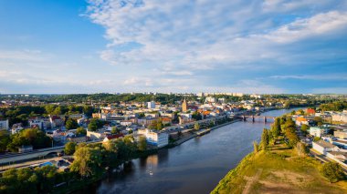 Polonya 'nın Lubuskie Voyvodalığında yer alan Gorzw Wlkp' un panoramik insansız hava aracı fotoğrafı, şehir manzarasının özünü güzel bir şekilde yakalıyor.