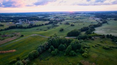 Polonya 'nın Gorzw Wlkp yakınlarındaki tarlalarda gün batımının insansız hava aracı tarafından çekilmiş bir fotoğraf..