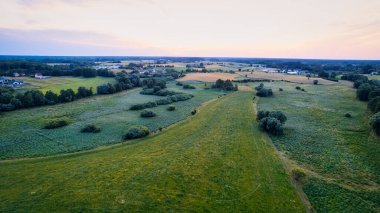 Polonya 'nın Gorzw Wlkp yakınlarındaki tarlalarda gün batımının insansız hava aracı tarafından çekilmiş bir fotoğraf..