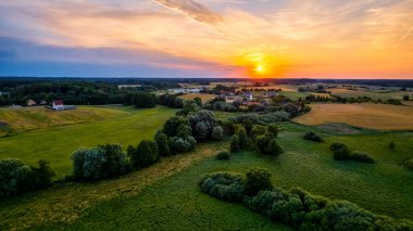 Polonya 'nın Gorzw Wlkp yakınlarındaki tarlalarda gün batımının insansız hava aracı tarafından çekilmiş bir fotoğraf..