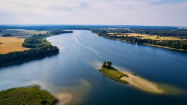 Bu çarpıcı insansız hava aracı, parlak ve güneşli bir bahar gününde Polonya 'nın Lubuskie Voyvoda gölünü yakalıyor.