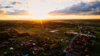 Polonya 'nın Gorzw Wlkp yakınlarındaki tarlalarda gün batımının insansız hava aracı tarafından çekilmiş bir fotoğraf..