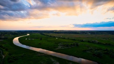 Polonya 'nın Gorzw Wlkp yakınlarındaki tarlalarda gün batımının insansız hava aracı tarafından çekilmiş bir fotoğraf..