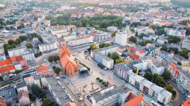 Güneşli bir günde Gorzw Wielkopolski 'de, Warta Nehri, Katedral ve şehir merkezinin ele geçirildiği güzel bir drone fotoğrafı çekildi.