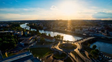 Polonya 'nın Lubuskie Voyvodalığında yer alan Gorzw Wlkp' un panoramik insansız hava aracı fotoğrafı, şehir manzarasının özünü güzel bir şekilde yakalıyor.