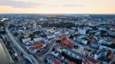 Güneşli bir günde Gorzw Wielkopolski 'de, Warta Nehri, Katedral ve şehir merkezinin ele geçirildiği güzel bir drone fotoğrafı çekildi.