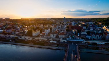 Güneşli bir günde Gorzw Wielkopolski 'de, Warta Nehri, Katedral ve şehir merkezinin ele geçirildiği güzel bir drone fotoğrafı çekildi.