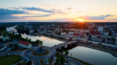 Güneşli bir günde Gorzw Wielkopolski 'de, Warta Nehri, Katedral ve şehir merkezinin ele geçirildiği güzel bir drone fotoğrafı çekildi.