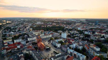Güneşli bir günde Gorzw Wielkopolski 'de, Warta Nehri, Katedral ve şehir merkezinin ele geçirildiği güzel bir drone fotoğrafı çekildi.