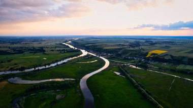İnsansız hava aracının görüş açısından, Gorzw Wlkp yakınlarındaki Warta Nehri 'nin panoramik bir fotoğrafı.