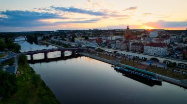 Gorzw Wielkopolski 'de güneşli bir günde Warta Nehri, Katedral ve şehir merkezinin yer aldığı bir drone fotoğrafı çekildi.