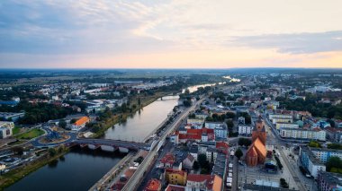 Gorzw Wielkopolski 'de güneşli bir günde Warta Nehri, Katedral ve şehir merkezinin yer aldığı bir drone fotoğrafı çekildi.