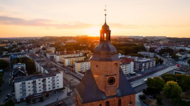 Gorzw Wielkopolski 'de güneşli bir günde Warta Nehri, Katedral ve şehir merkezinin yer aldığı bir drone fotoğrafı çekildi.