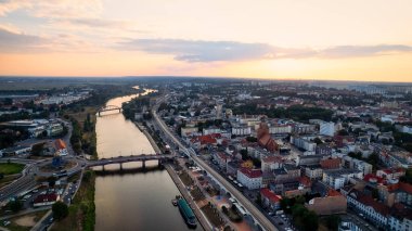 Gorzw Wielkopolski 'de güneşli bir günde Warta Nehri, Katedral ve şehir merkezinin yer aldığı bir drone fotoğrafı çekildi.