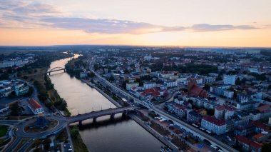 Gorzw Wielkopolski 'de güneşli bir günde Warta Nehri, Katedral ve şehir merkezinin yer aldığı bir drone fotoğrafı çekildi.