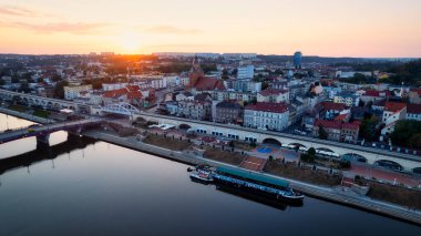 Gorzw Wielkopolski 'de güneşli bir günde Warta Nehri, Katedral ve şehir merkezinin yer aldığı bir drone fotoğrafı çekildi.